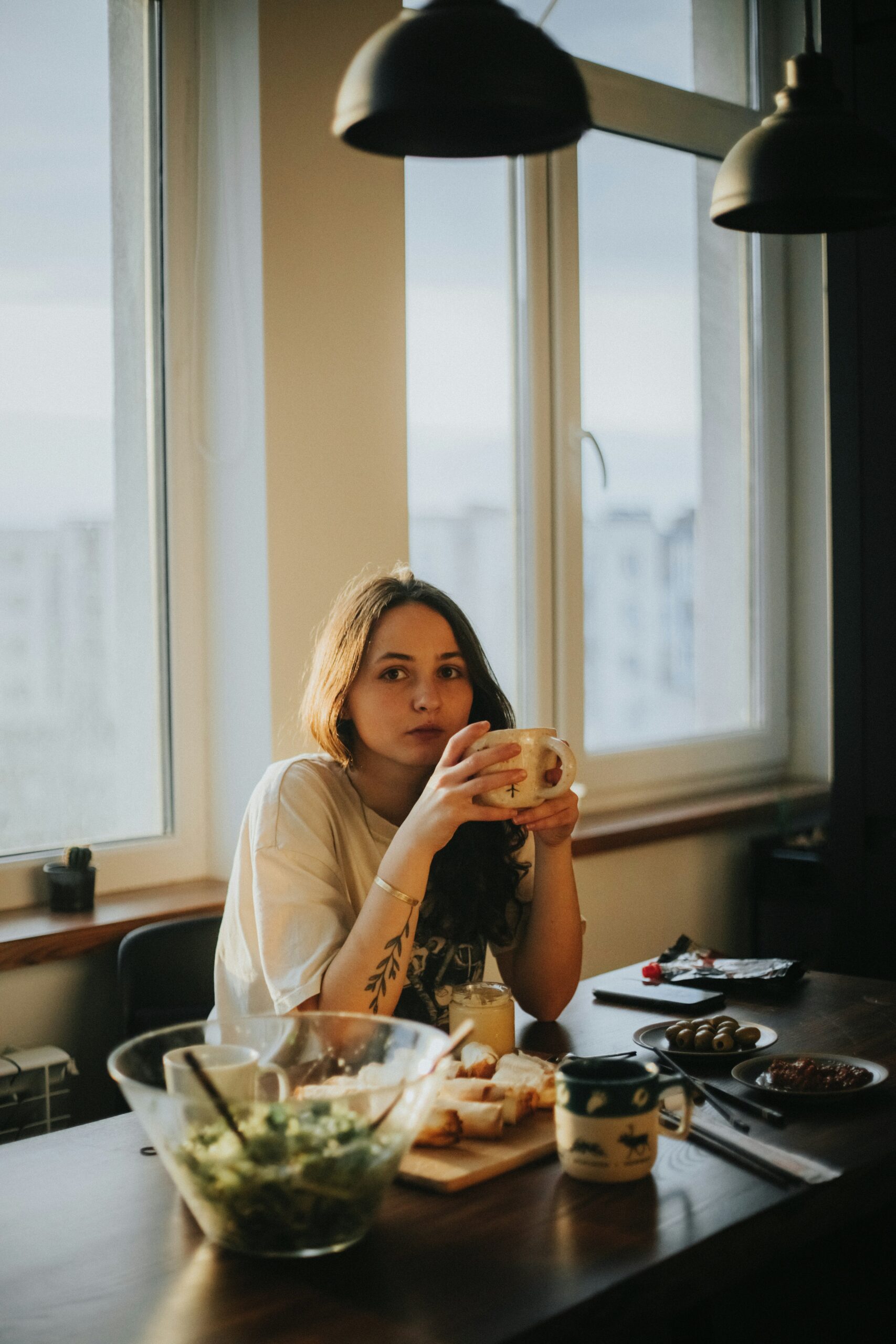Working woman eating a healthy lunch at her desk as part of a 7-day meal plan
