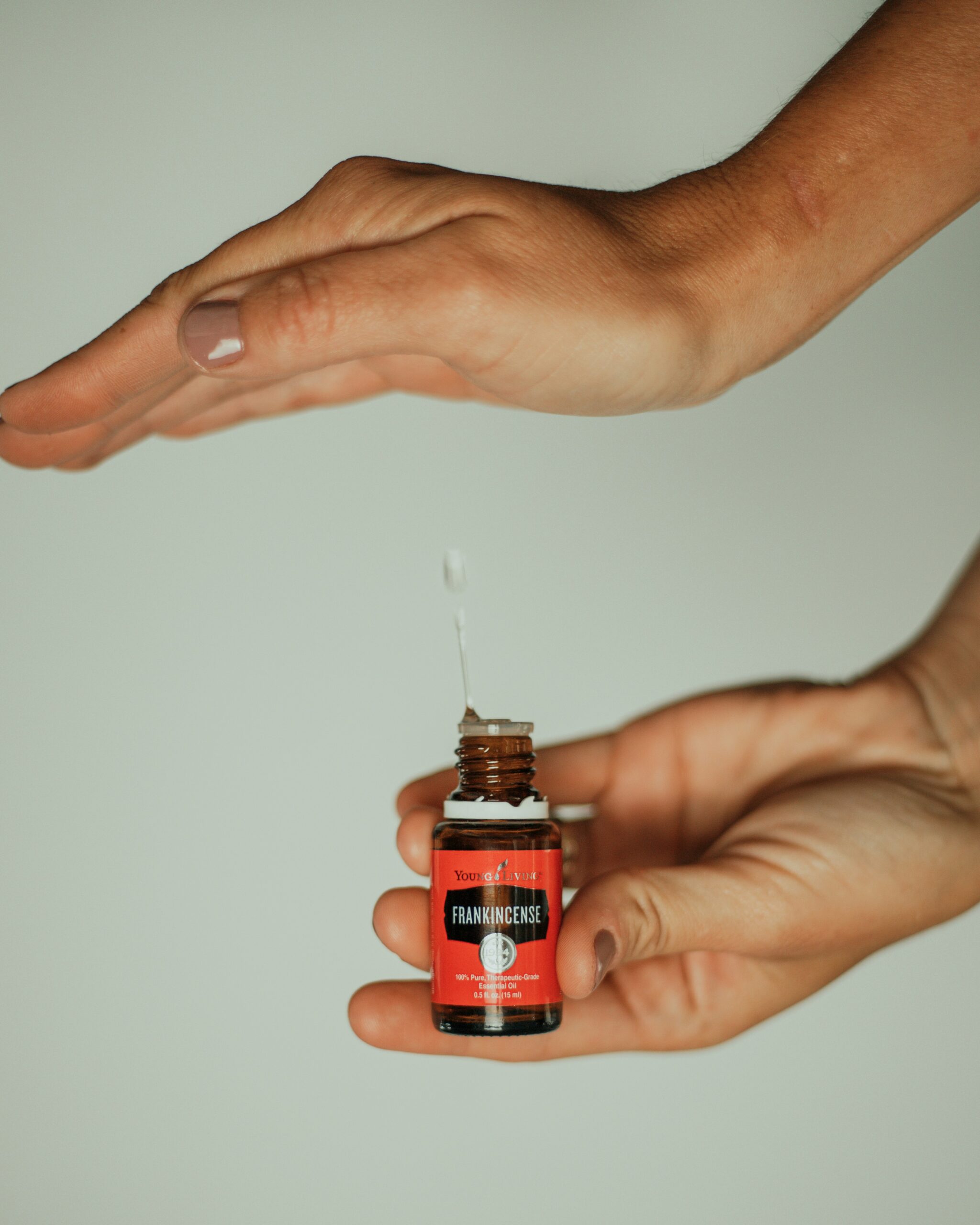 Supplements that actually burn fat – flat lay of natural fat-burning supplements like green tea, protein, and caffeine