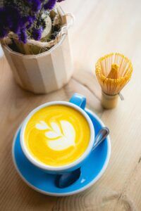 "Turmeric powder and root – natural anti-inflammatory for weight loss"